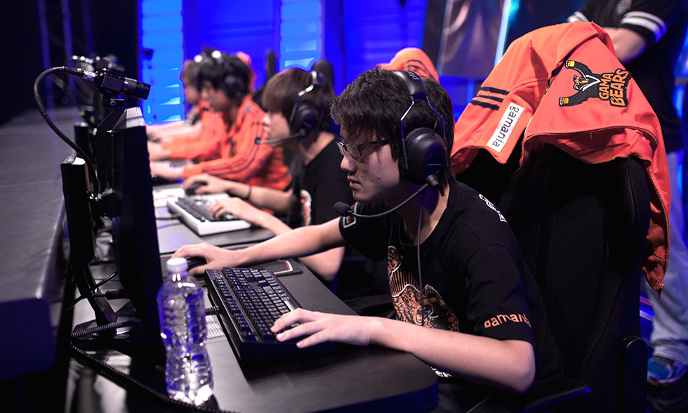 TheShy上单维鲁斯引爆LPL版本战术，Viper中文采访惊呆LCK解说！跨文化交流热议不断-蜂鸟竞技