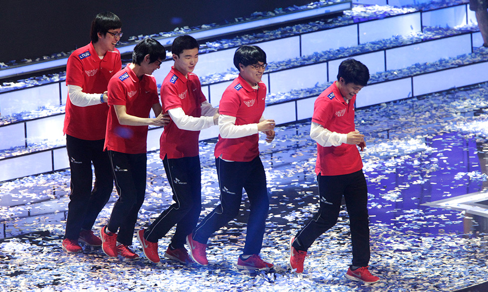 电竞比赛全球总决赛回顾：赛事国际化进程与电竞市场扩张，现场观众见证十五年演变-蜂鸟竞技